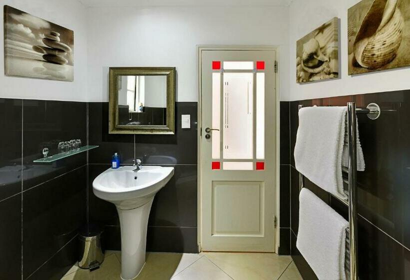 اتاق پرمیوم, The Coach House