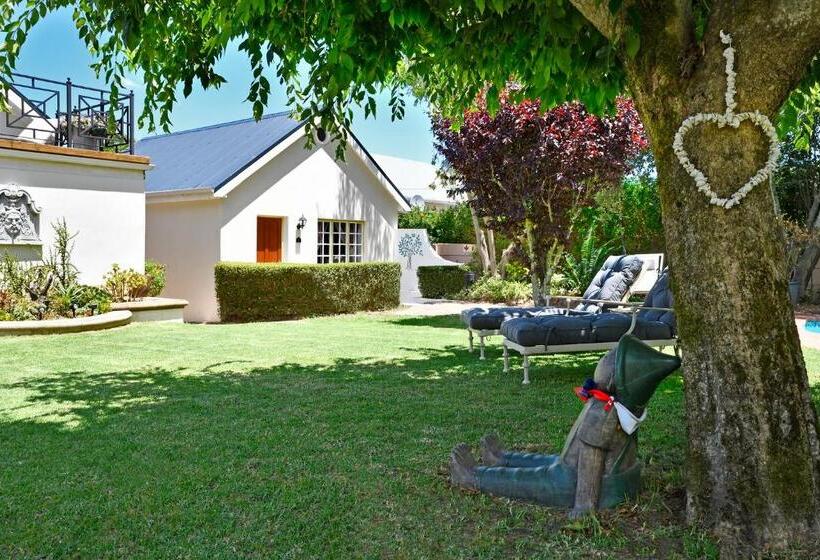 اتاق لوکس با تخت بزرگ, The Coach House