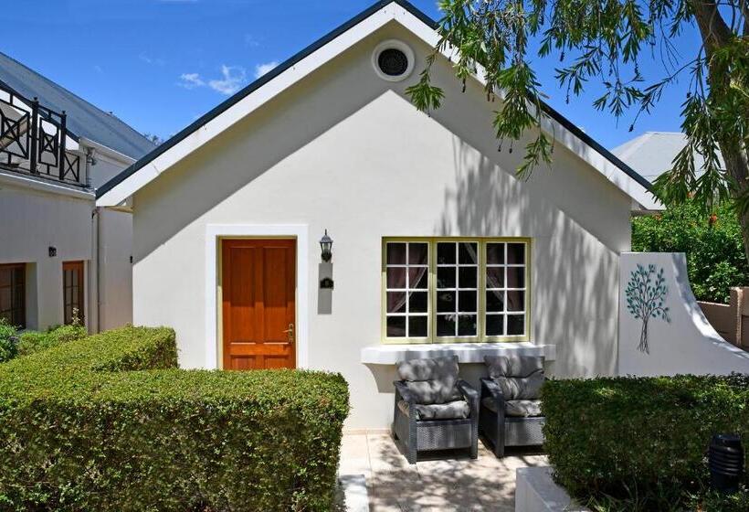 اتاق لوکس با تخت بزرگ, The Coach House