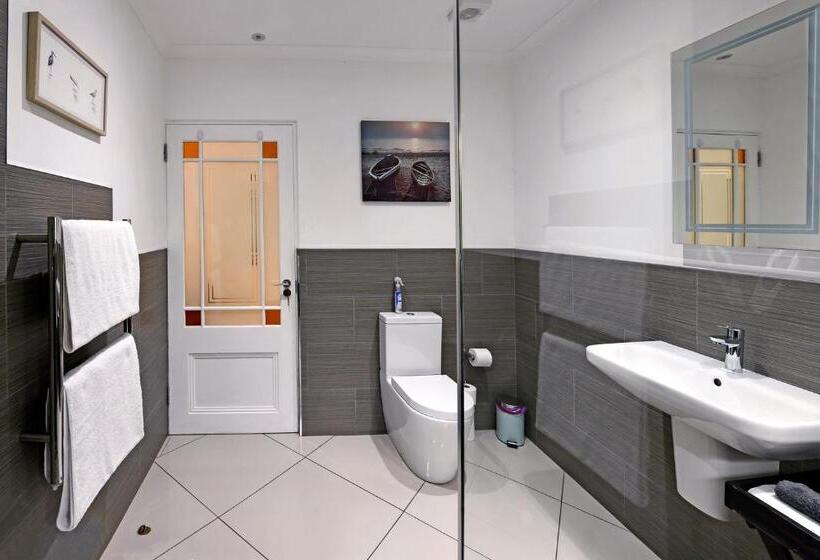 اتاق لوکس با تخت بزرگ, The Coach House