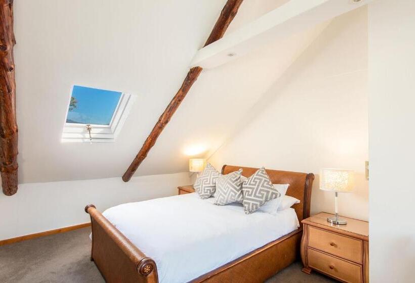 سوئیت پریمیوم, The Coach House