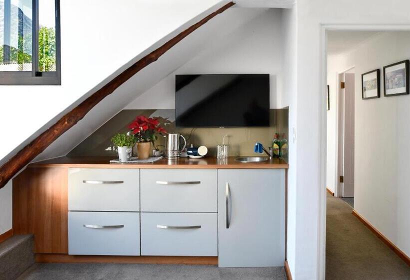 سوئیت پریمیوم, The Coach House