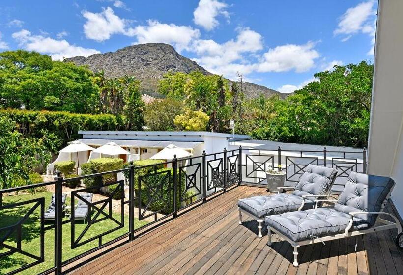 اتاق پرمیوم, The Coach House