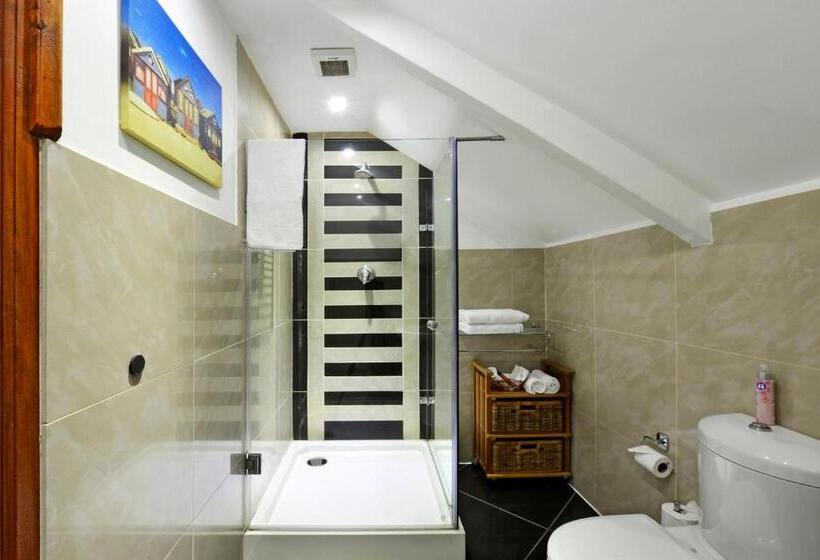 اتاق پرمیوم, The Coach House