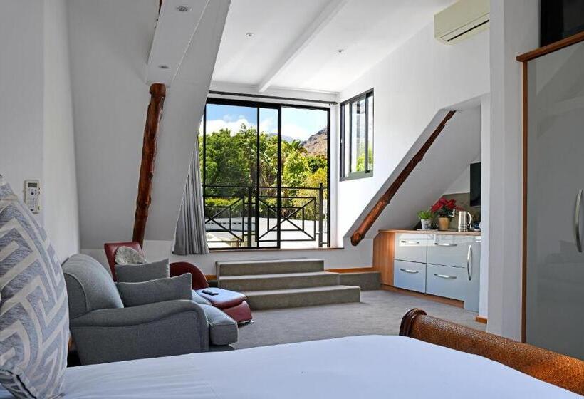 سوئیت پریمیوم, The Coach House