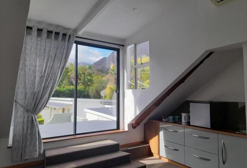 سوئیت پریمیوم, The Coach House