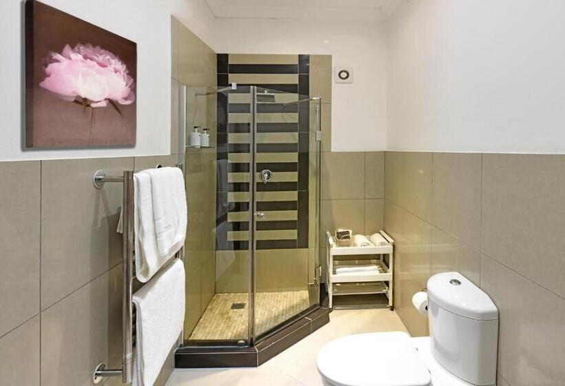 اتاق عادی, The Coach House