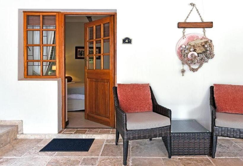 اتاق عادی, The Coach House