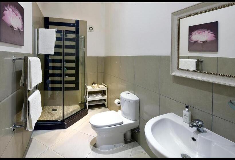 اتاق عادی, The Coach House