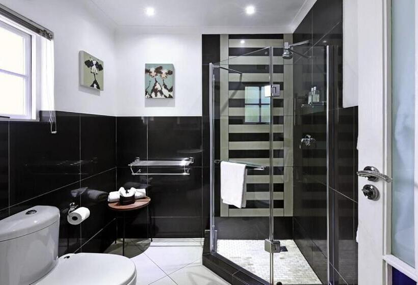 اتاق پرمیوم, The Coach House