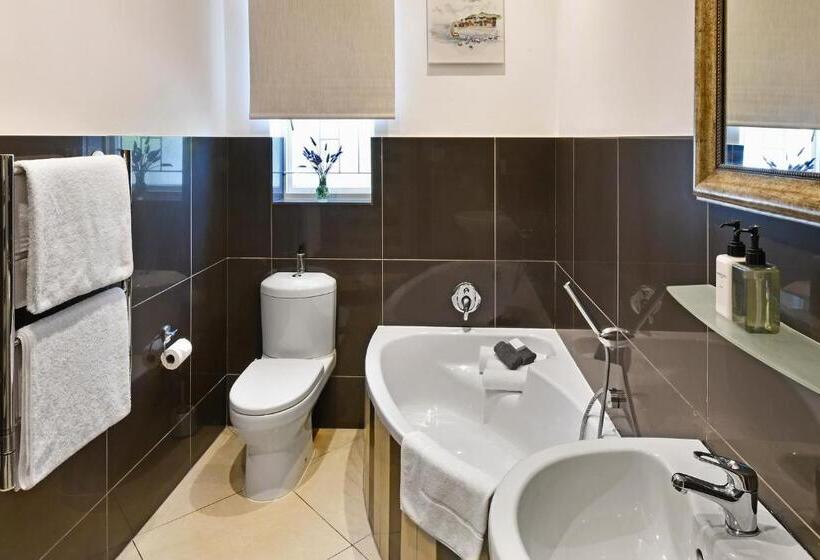 اتاق پرمیوم, The Coach House