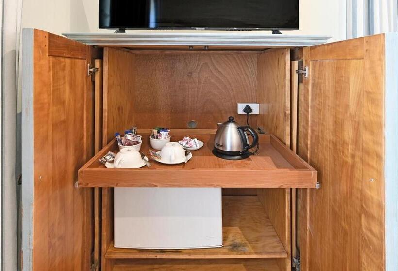 اتاق پرمیوم, The Coach House