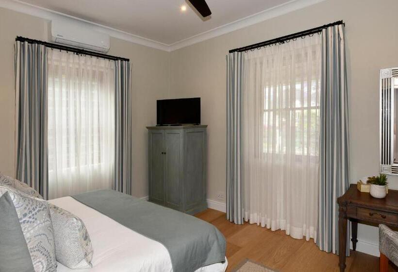 اتاق پرمیوم, The Coach House