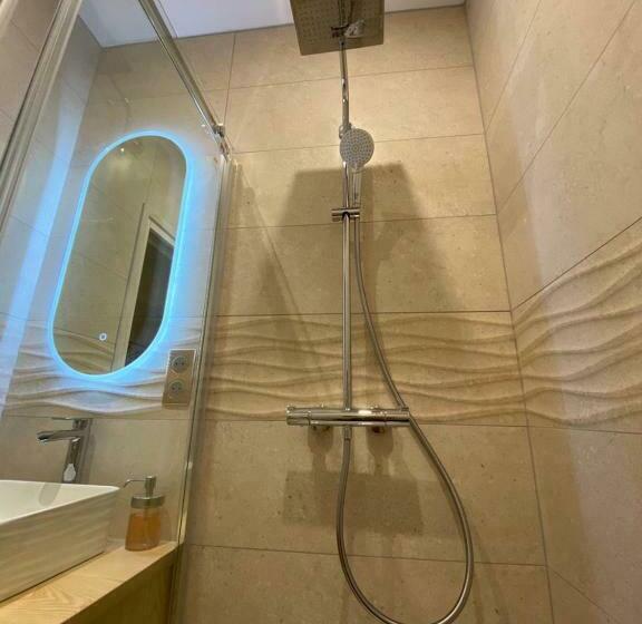 غرفة قياسية مطلّة علي البحيرة, Hôtel Restaurant La Bonne Hôtesse