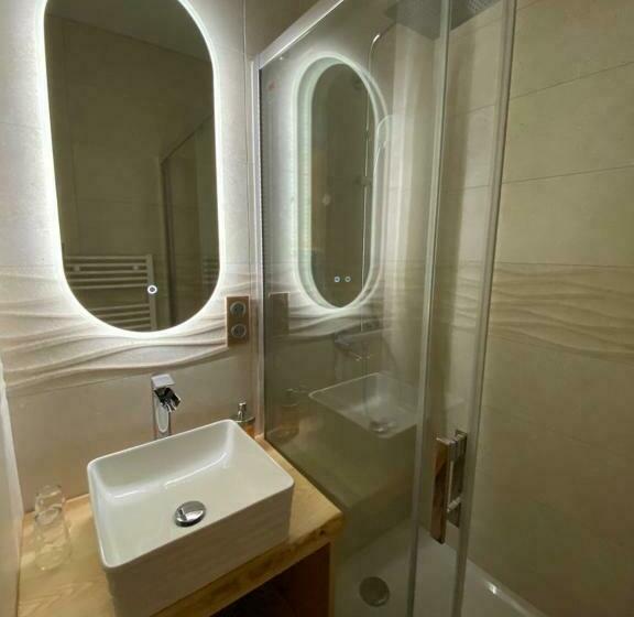 غرفة قياسية مطلّة علي البحيرة, Hôtel Restaurant La Bonne Hôtesse