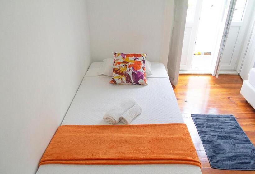 Трехместный Номер Стандарт Совместная Ванная, Guest House Amoreiras