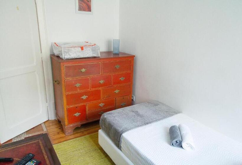 标准三人间共用浴室, Guest House Amoreiras