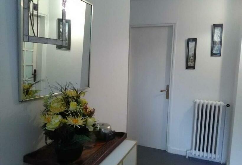 غرفة قياسية, Chez Black And White