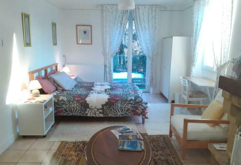 غرفة قياسية, Chez Black And White