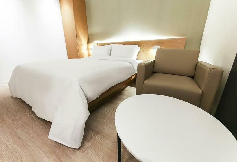 スタンダードルーム, Golden River