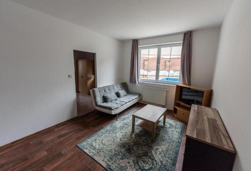 غرفة عائلية مطلّة علي الحديقة, Jez&spi Plánice