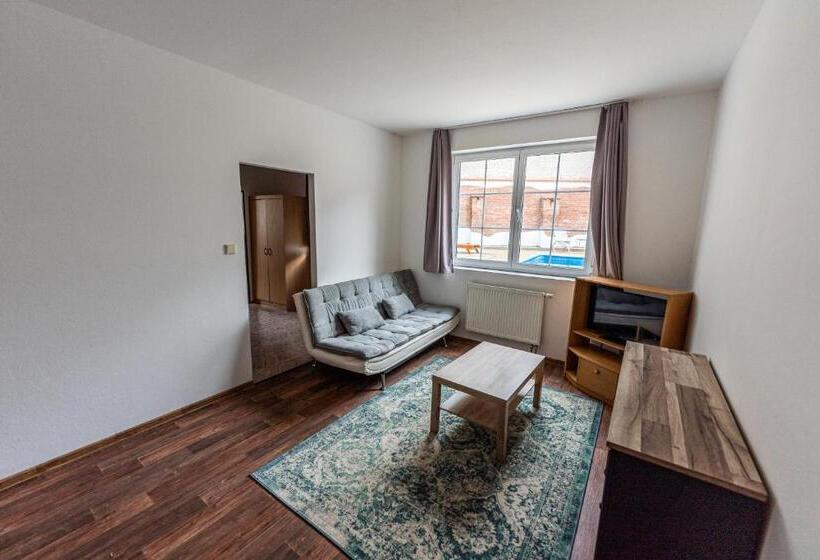 غرفة عائلية مطلّة علي الحديقة, Jez&spi Plánice