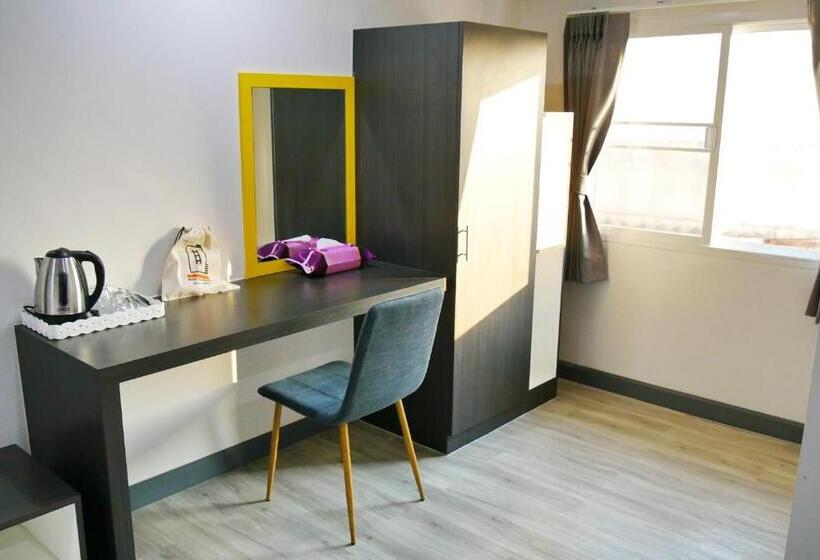 스탠다드 룸 킹사이즈 침대, Riski Residence Bangbuathong