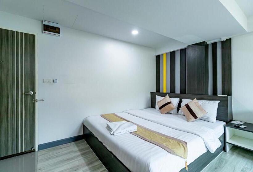 스탠다드 룸 킹사이즈 침대, Riski Residence Bangbuathong