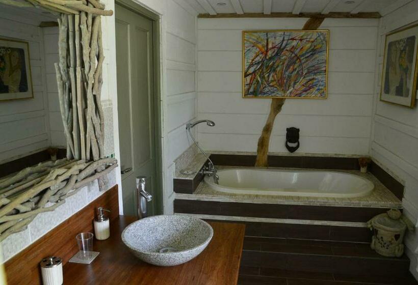 جناح, La Grange Des Marettes