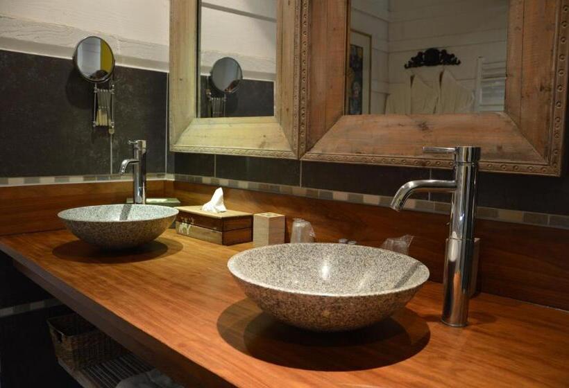 جناح, La Grange Des Marettes