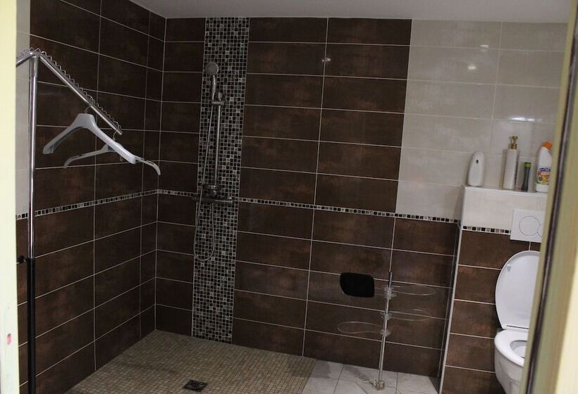 Cameră Familiară, Le Fauverney Lodge