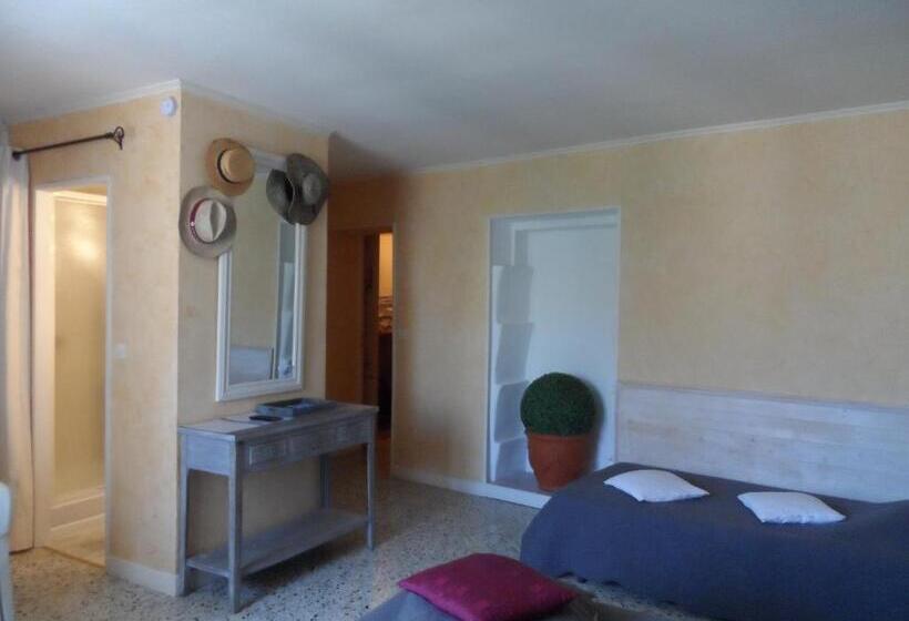 חדר קלאסי לשלושה, Clos Mazerolles