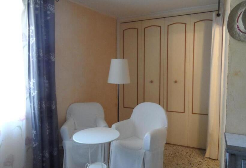 חדר קלאסי לשלושה, Clos Mazerolles