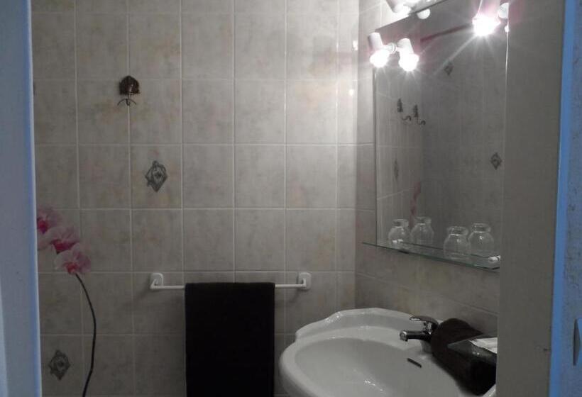 חדר קלאסי לשלושה, Clos Mazerolles