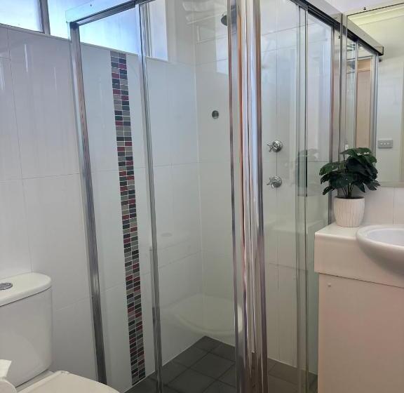 اتاق خانوادگی, Bull And Bush