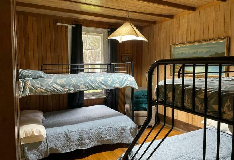 חדר משפחתי, Lake Leake Inn