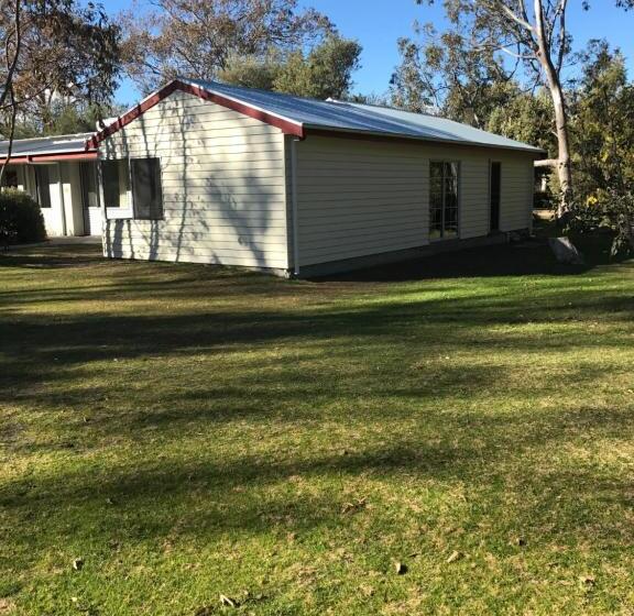 패밀리 방갈로, The Abbey Raymond Island