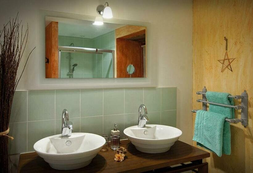 Люкс, Chambres Et Jardin De Pierres