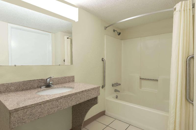 适合残疾人士使用的带超级大床的标准间, Baymont By Wyndham Troy