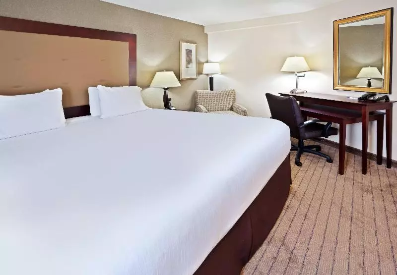 キングサイズベッドのスイートルーム, Holiday Inn Express Portland South   Lake Oswego, An Ihg