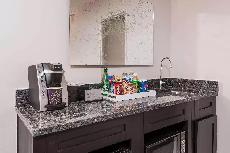 キングサイズベッドのスイートルーム, Holiday Inn Express Portland South   Lake Oswego, An Ihg