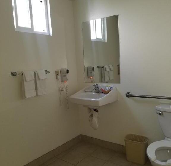 غرفة قياسية سرير كينج لذوى الإحتياجات الخاصة, Super 8 By Wyndham Los Angelesculver City Area