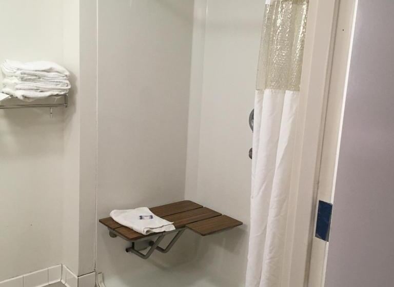 غرفة قياسية سرير كينج لذوى الإحتياجات الخاصة, President Inn & Suites