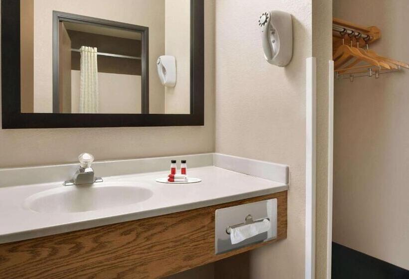 Люкс Кровать Кинг, Super 8 By Wyndham Akron S/green/uniontown Oh