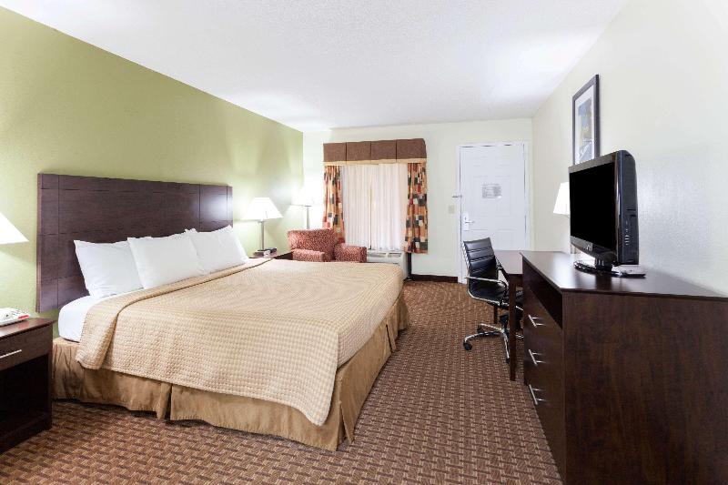 מיטת קינג בסוויטה, Super 8 By Wyndham Decatur/dntn/atlanta Area