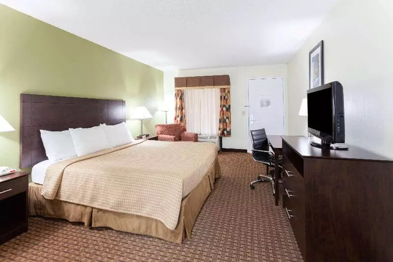 キングサイズベッドのスイートルーム, Super 8 By Wyndham Decatur/dntn/atlanta Area