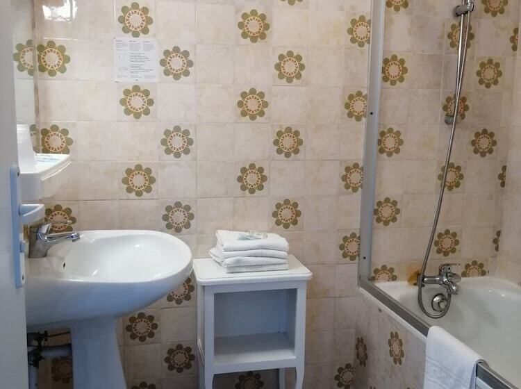 スーペリアの４人部屋, Les Vieux Acacias