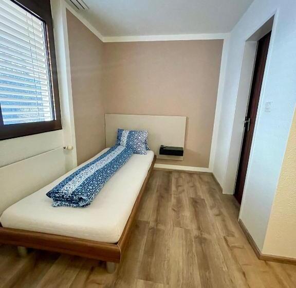 חדר סטנדרט יחיד, Hecht