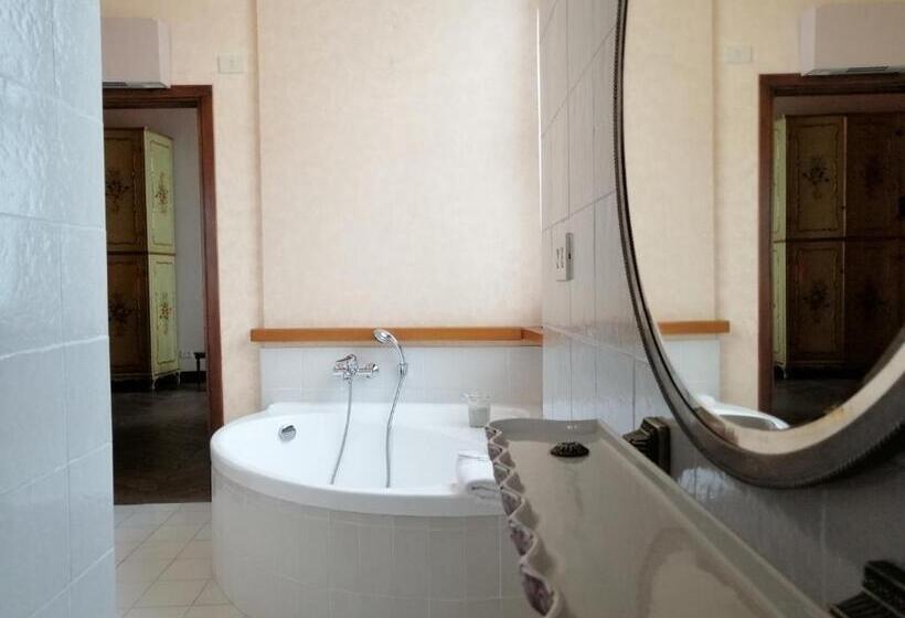 Номер Deluxe, Castello Di Compiano Hotel Relais Museum