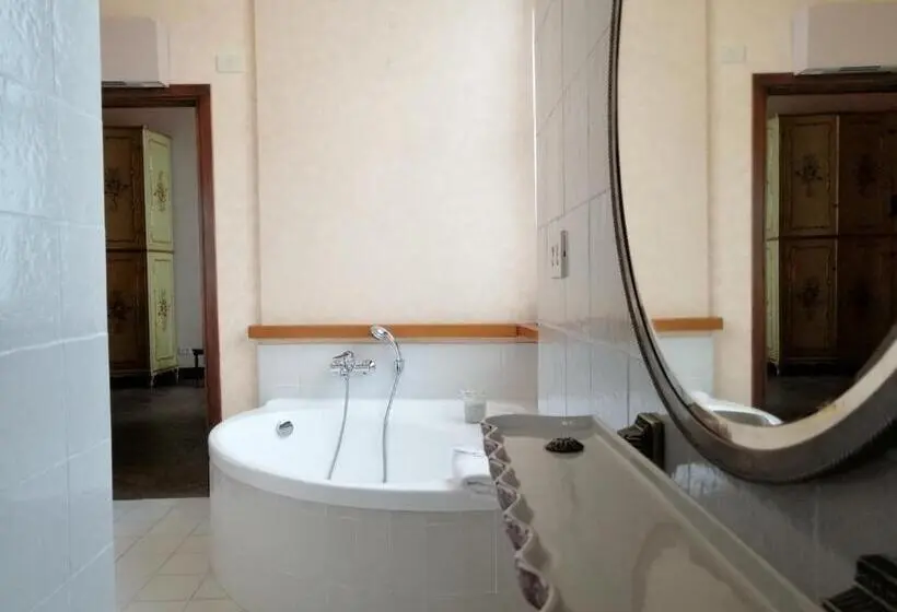デラックスルーム, Castello Di Compiano Hotel Relais Museum